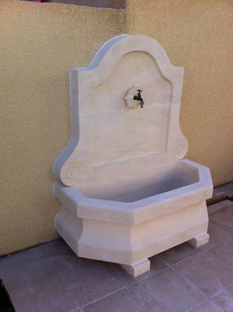 Fontaine en pierre d'Estaillades