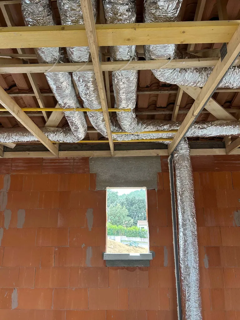 Installation d'une pompe à chaleur air/air gainable dissimulée dans les combles pour une maison individuelle neuve à Salon-de-Provence dans les Bouches-du-Rhône (13)