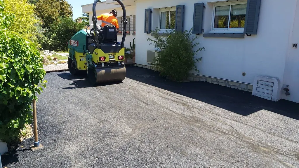 réfection d'une cour en enrobé de bitume noir sur Carnoux en Provence