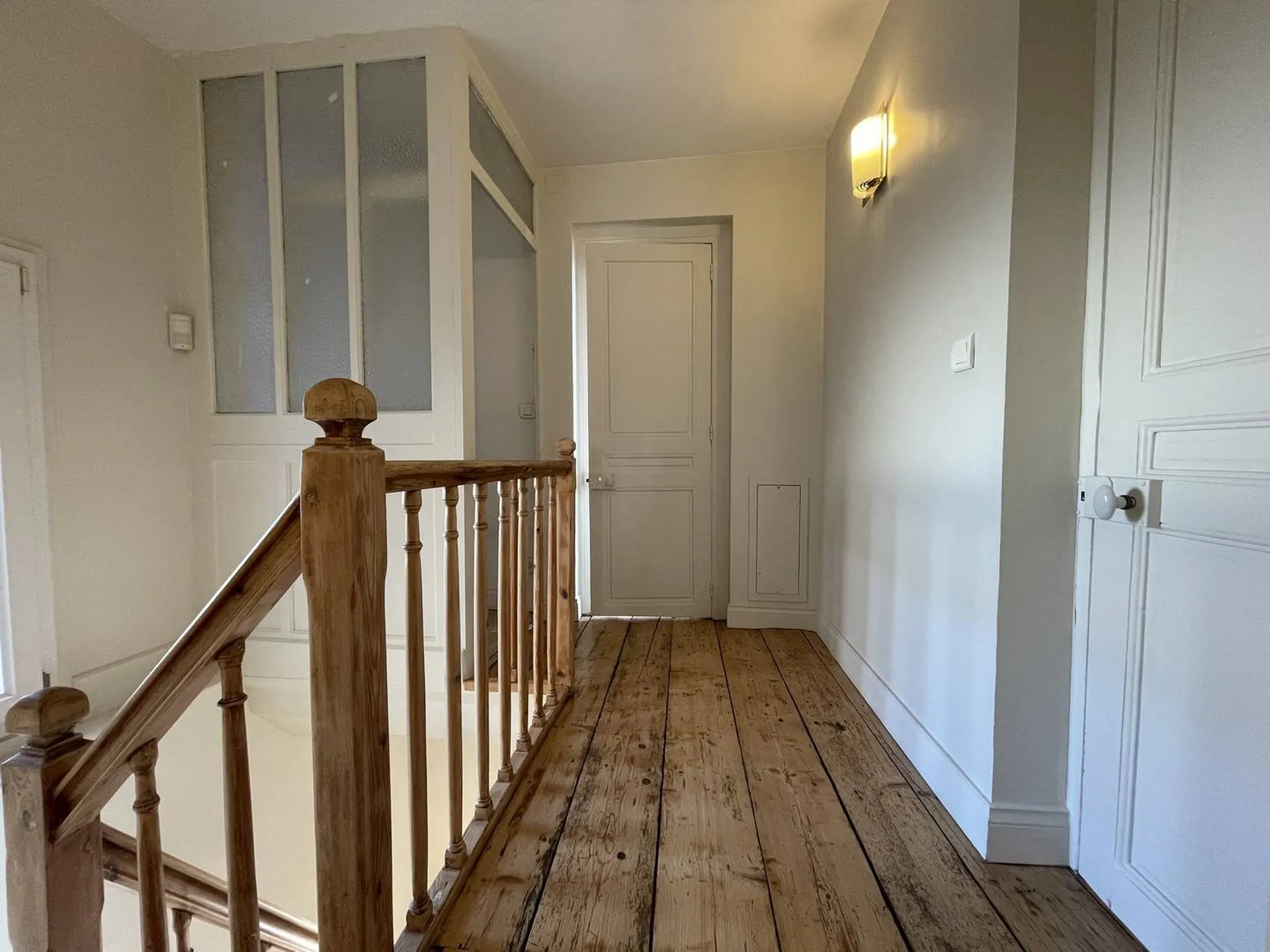 **Maison à vendre près des plages de Dieppe** : Premier étage avec trois chambres et cheminées d’époque, offrant charme et confort aux résidents.