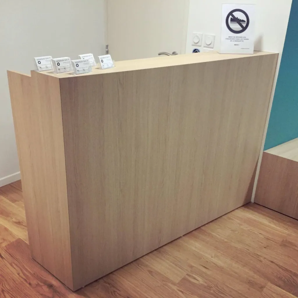 Fabrication d'une banque d'accueil pour un cabinet médical à Lyon