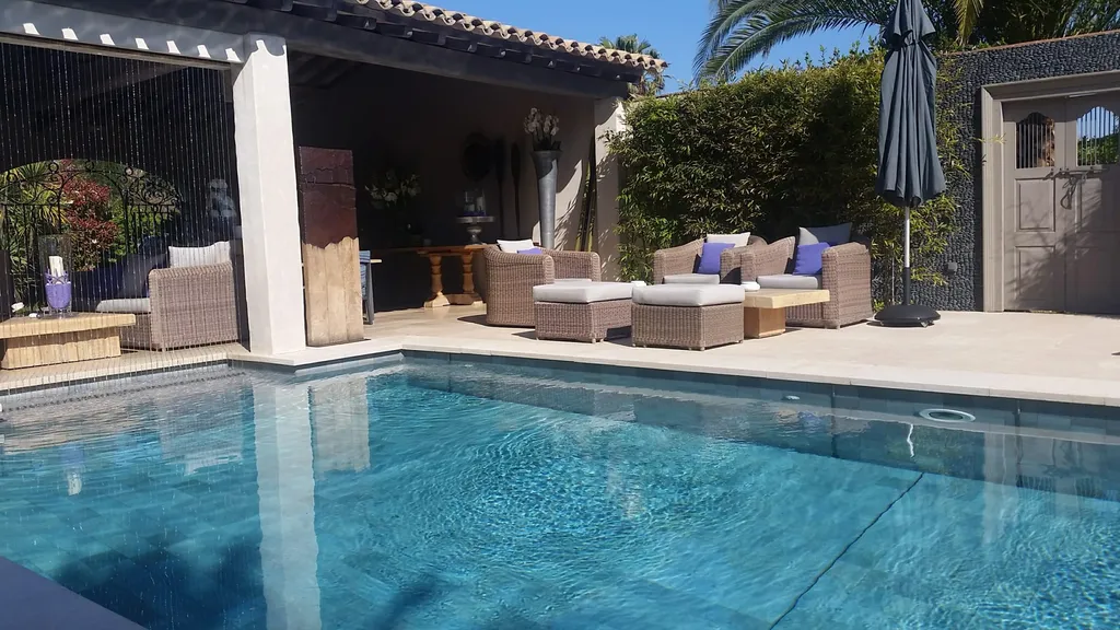 Piscine et margelles en pierre naturelle, plage et abords de piscine en pierre naturelle