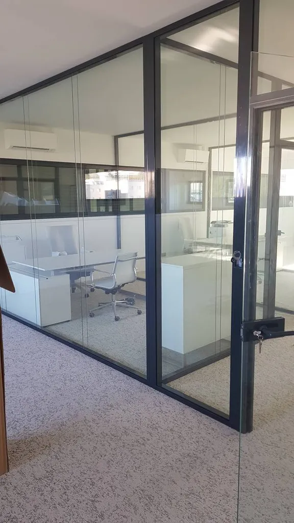 CONCEPTYS AMÉNAGEMENT installe des cloisons amovibles vitrées pour l'agencement d'un open-space à Aix en Provence