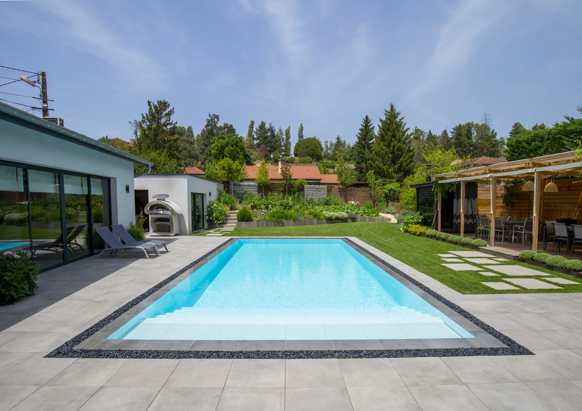 Rénovation de piscine, installation de pergola et sauna extérieur avec potager paysager à Toussieu (69780)