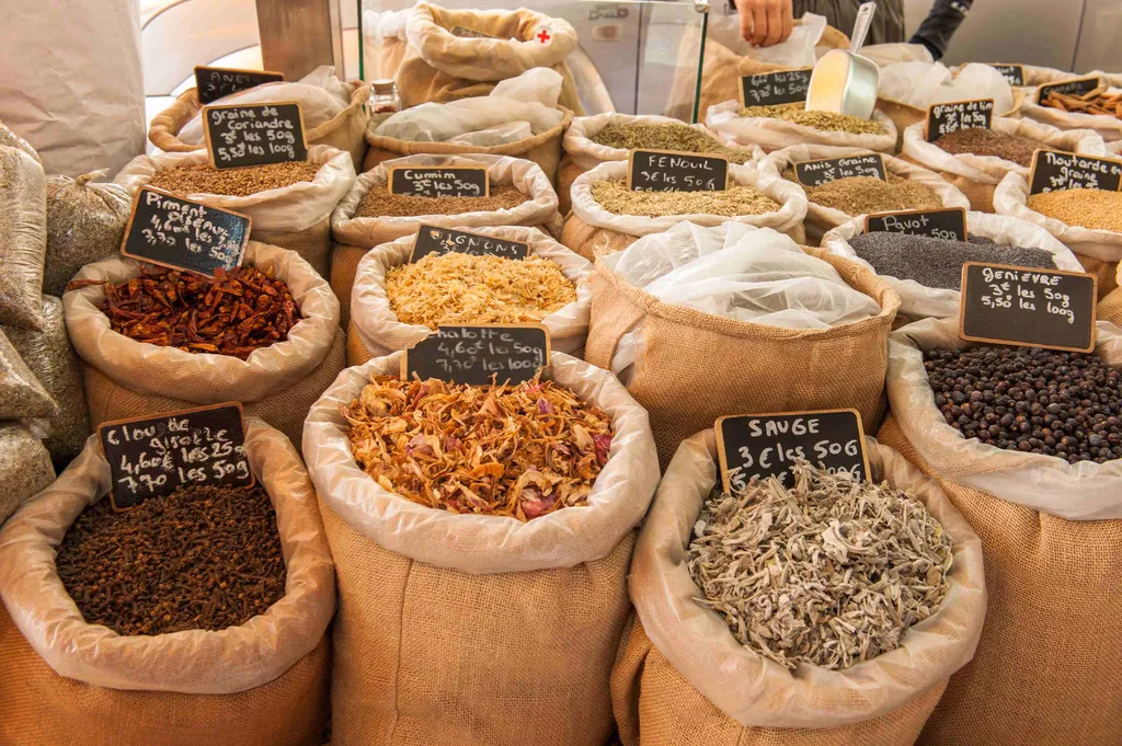L’Isle-sur-la-Sorgue, ville d’eau et d’antiquaires : canaux, roues à aubes, brocante et marchés provençaux.