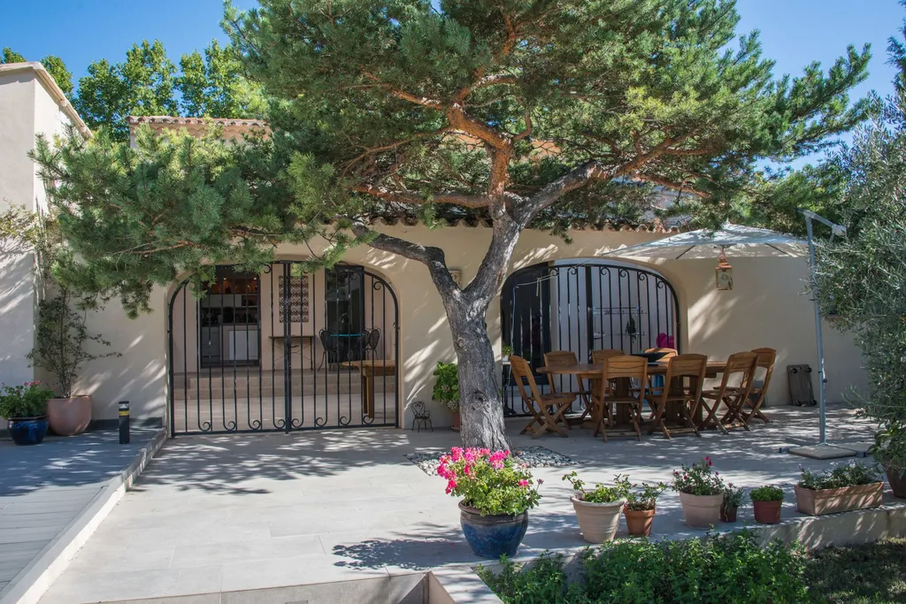 Pernes-les-Fontaines, propriété contemporaine avec piscine, espace spa et dépendances   