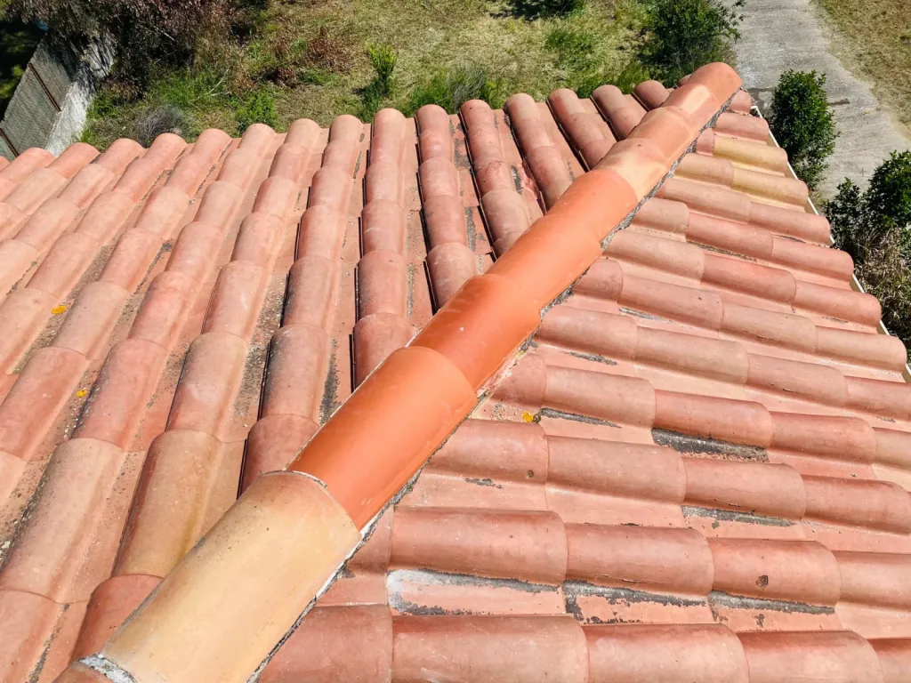 Réparation d’une toiture avec tour de cheminée sur Aix en Provence