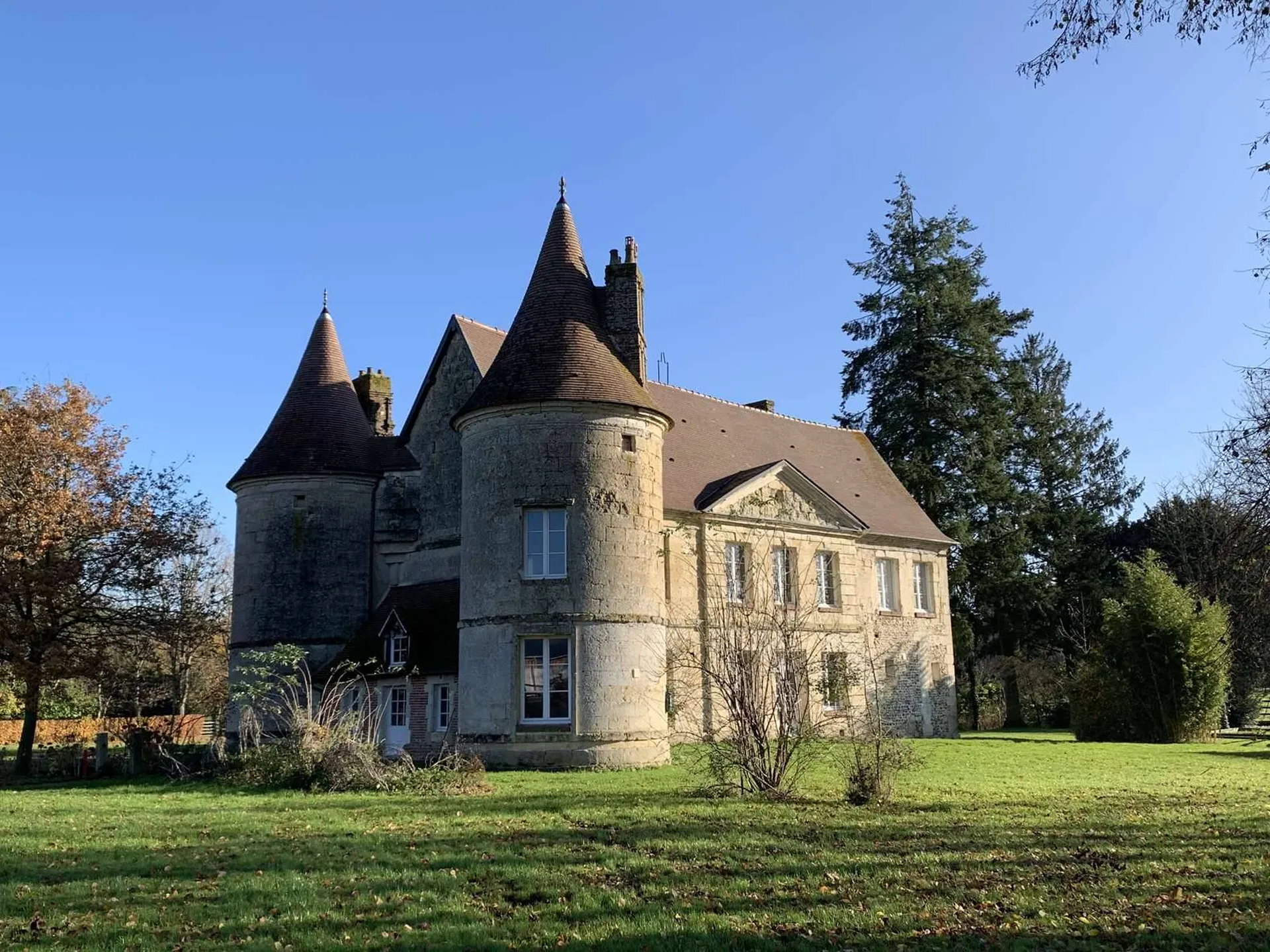 A acquérir, PAYS d’AUGE du CALVADOS : Château en pierres des XV et XVIII siècles entre LISIEUX (14100) et ORBEC (14290)