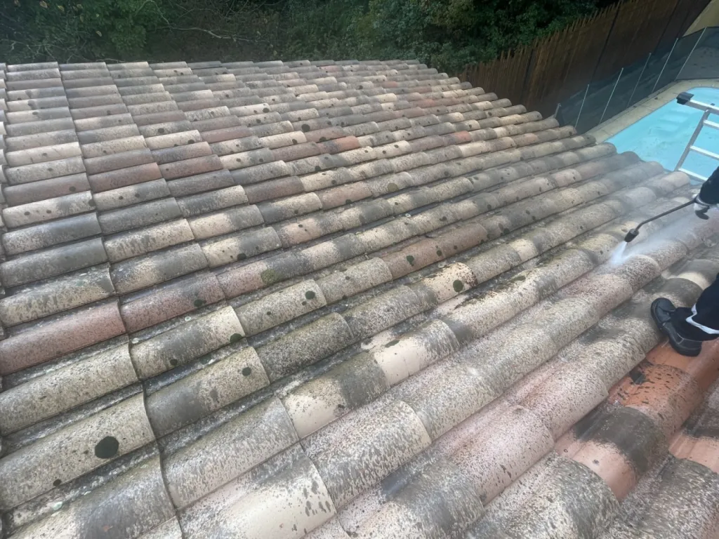 Nettoyage et traitement des tuiles mécaniques d’une Maison près de Martigues.