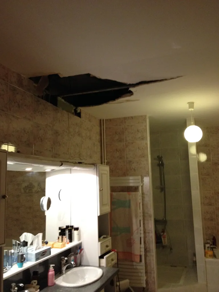 Plafond effondré suite à un dégât des eaux dans une maison à Belleville-en-Beaujolais (Rhône – 69) avant travaux de rénovation.