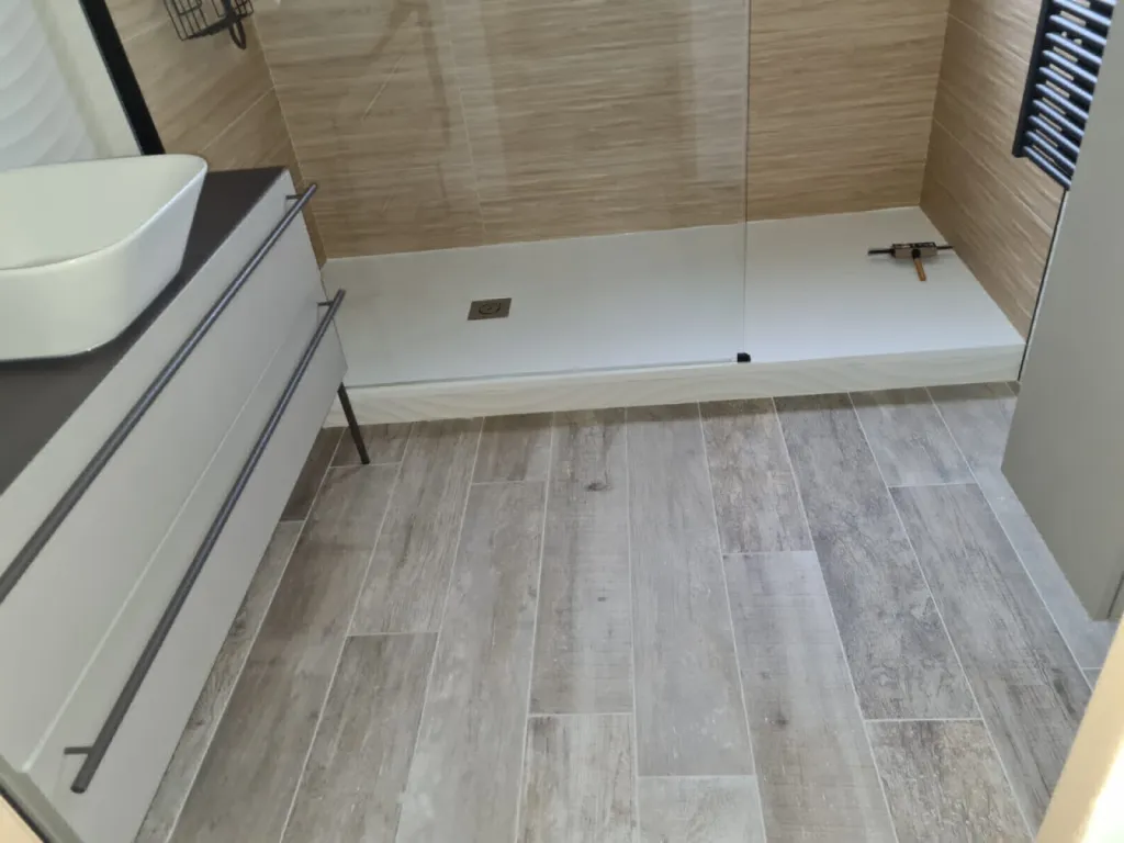 Installateur salle de bains clé en main Bolbec : Rénovation avec douche à l'italienne, carrelage, chauffage connecté, faïence et revêtement de sol