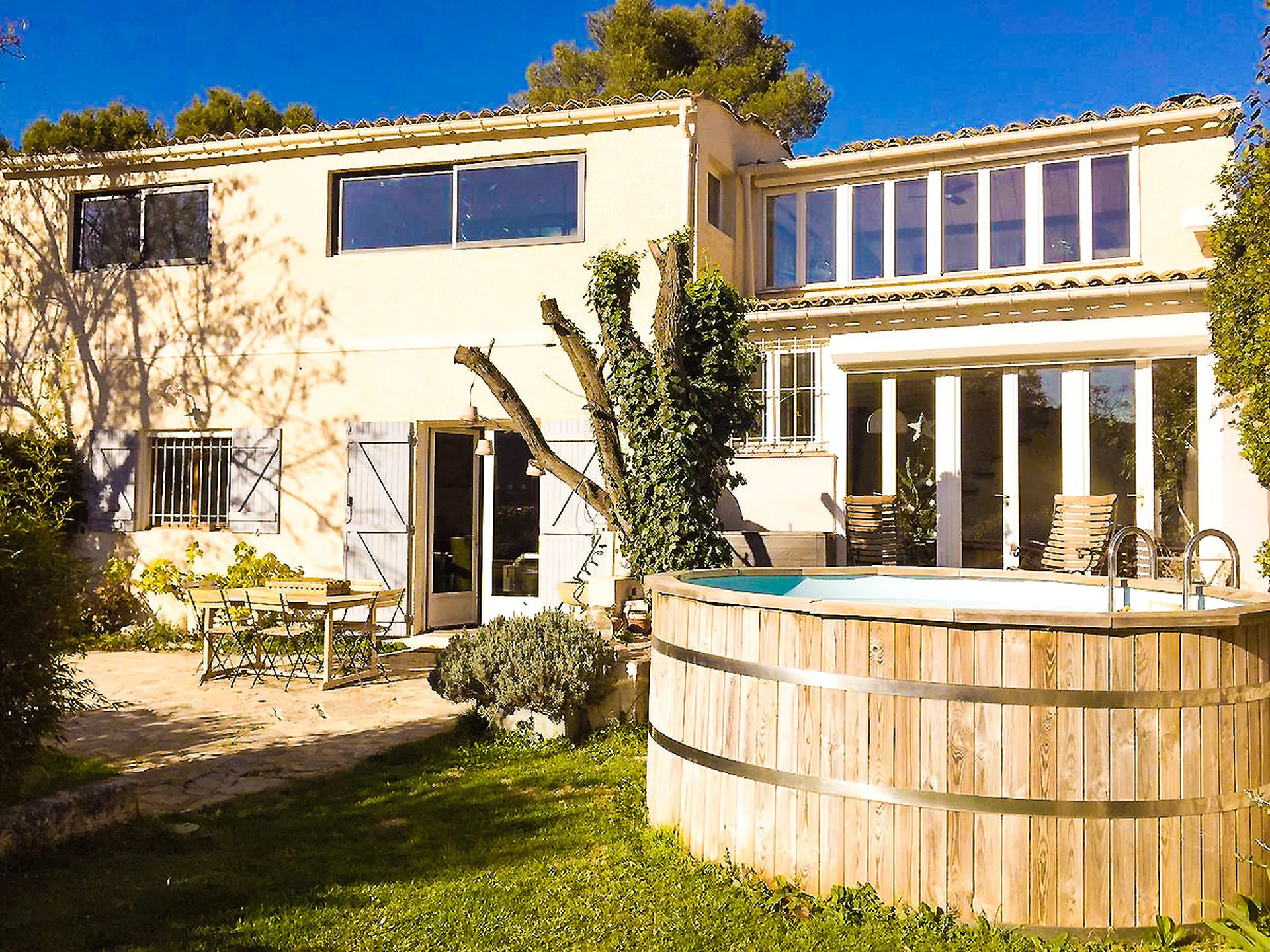 Corps de ferme à la vente 4/5 Roquefort La Bédoule  sur terrain paysager avec piscine hors sol  - Rare