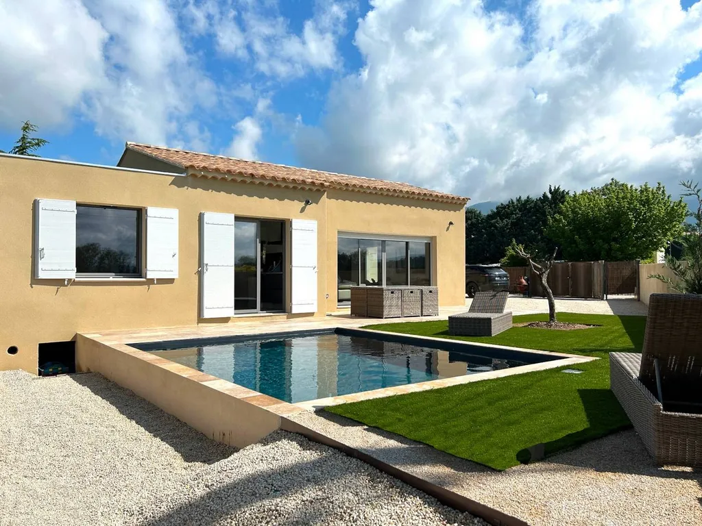 Maison neuve à deux pas du village de Bédoin, avec piscine et vue sur les vignes   