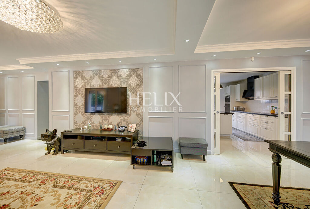 Maison agréable, efficiente thermiquement, terrain plat et cuisine d'été , garage double et dépendance.