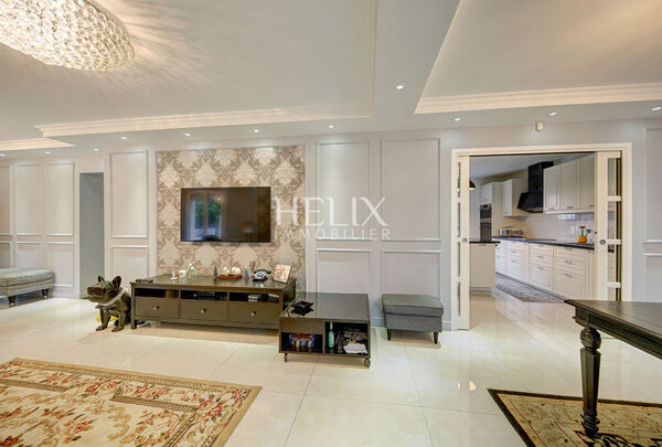 Maison agréable, efficiente thermiquement, terrain plat et cuisine d'été , garage double et dépendance.