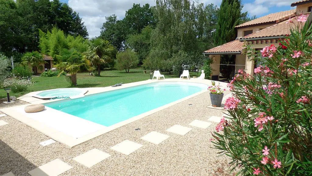 Vue biais avec piscine sur terrasse