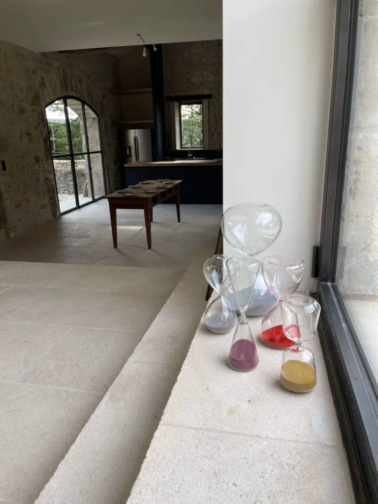 Dallage en pierre de Dordogne clair nuancé entre Alès et Bagnols-sur-Cèze