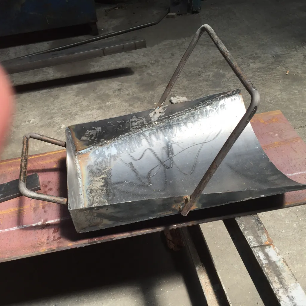 PELLE EN FER ACIER SUR MESURE FABRIQUEE SUIVANT DEMANDE A MARSEILLE 13