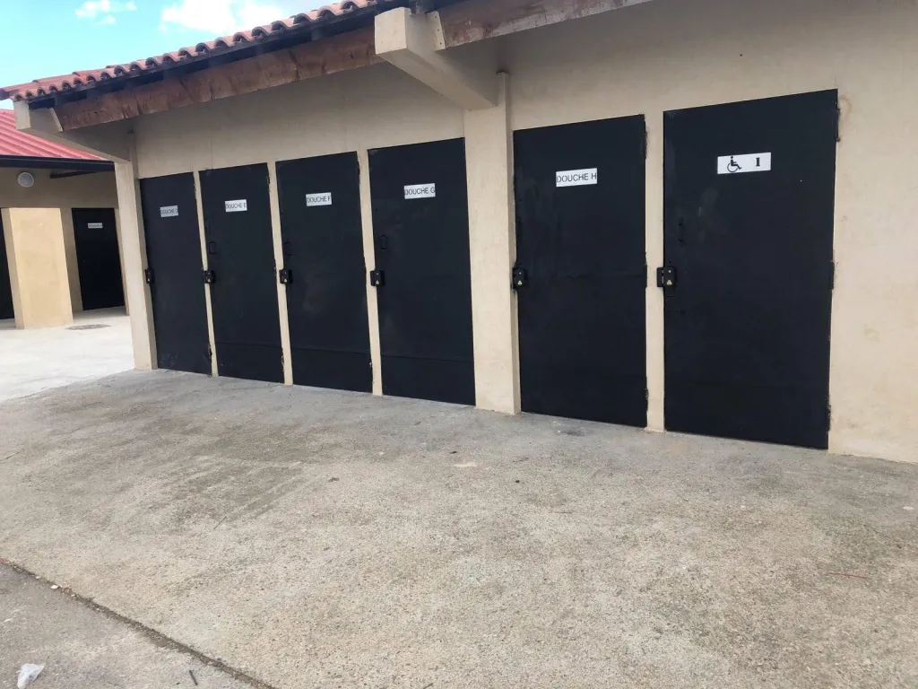 TRAVAUX DE REPARATION SYSTEME DE FERMETURE  PORTE LOCAL MISE EN PLACE SERRURE BEQUILLE POIGNEE POUR MISE EN SECURITE MARTIGUES
