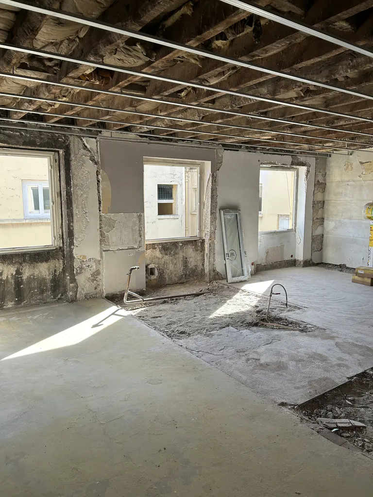 Travaux de démolition des cloisons pour redistribution des volumes et optimisation de la surface