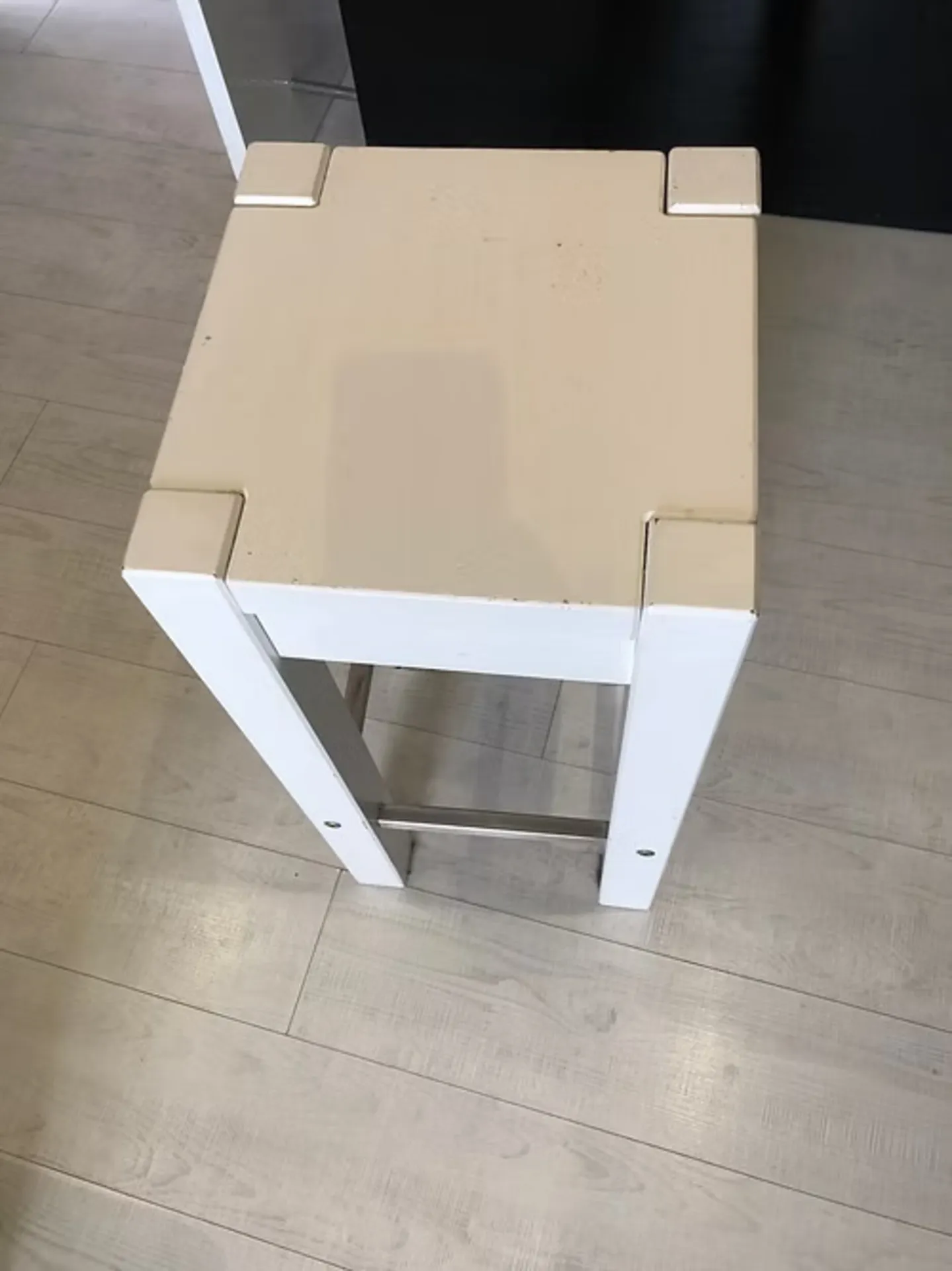 LOT DE 2 CHAISES DE BAR BLANCHES BOIS / METAL