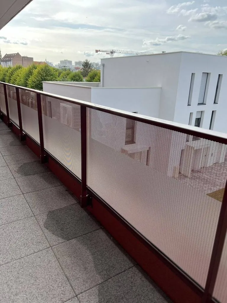 Pose d'un film d'intimité pour vitrage sur un balcon à Colmar en Alsace