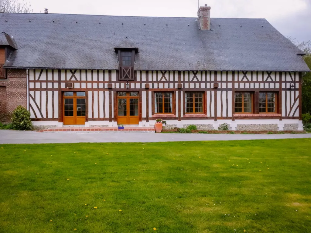 Rénover et restaurer sa façade de maison en colombages pour lui donner du cachet à Goderville proche Yvetot en Seine Maritime 76