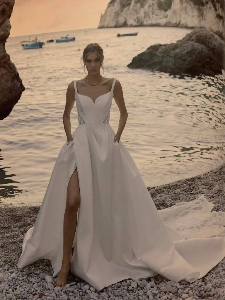 Robe de mariée Mikado Marseille robe avec une longue traine et transparence exclusivité 2024