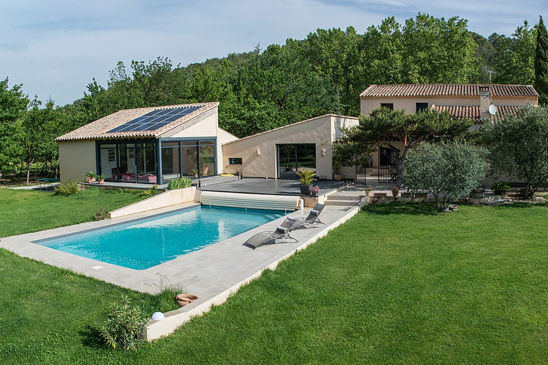 Pernes-les-Fontaines, propriété contemporaine avec piscine, espace spa et dépendances   