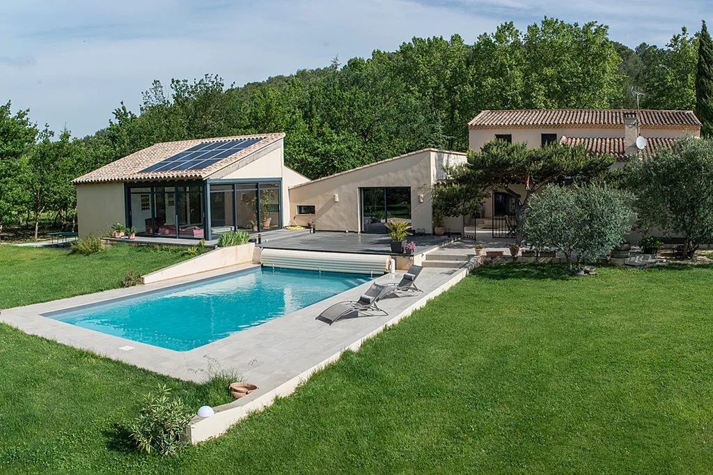 Pernes-les-Fontaines, propriété contemporaine avec piscine, espace spa et dépendances   