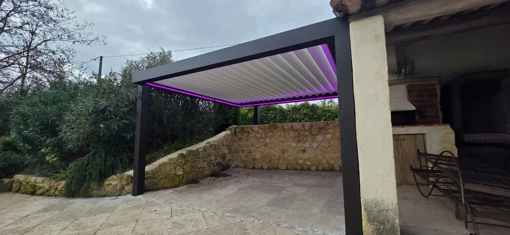 Pergola bioclimatique LED RGB à Carpentras