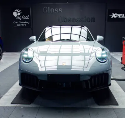 Cette Porsche 992 Carrera 4 GTS bénéficie d’un PPF film de protection XPEL sur le bloc avant, garantissant une protection optimale contre les impacts et projections de gravillons.