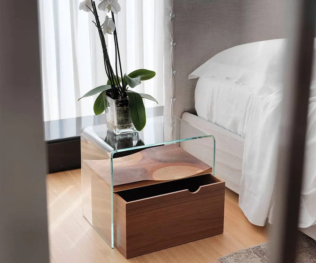 Table de chevet avec tiroir en bois et structure en verre à Hyères près de La Valette