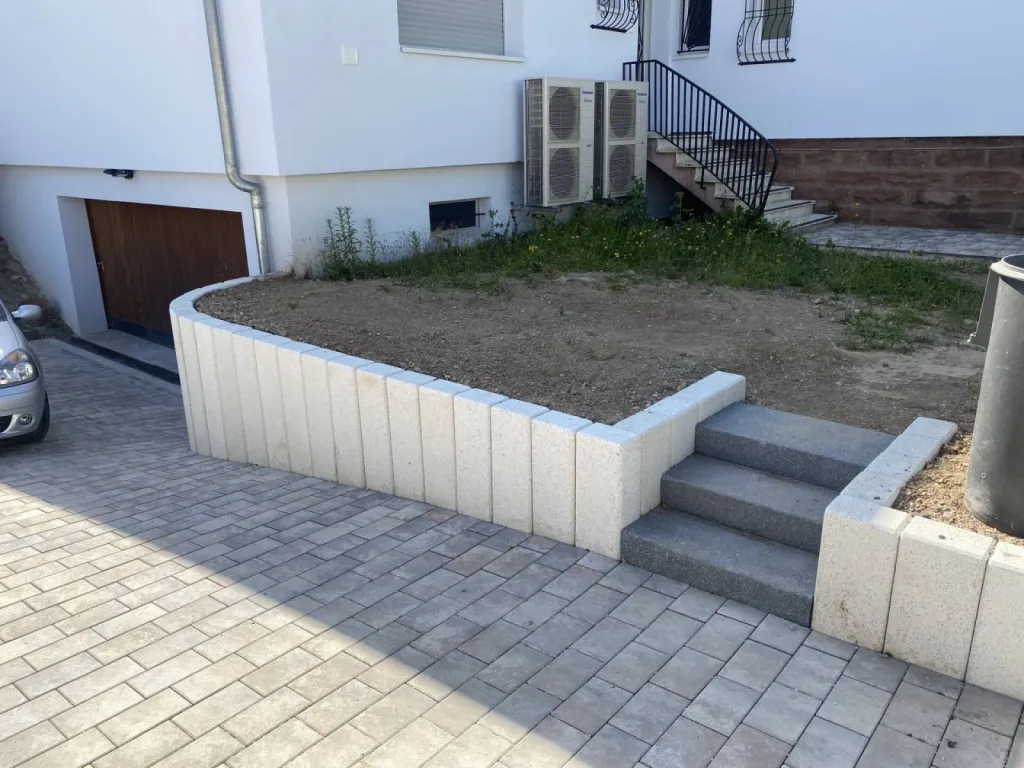 Palissades et marches blocs d'une maison à Strasbourg CLK