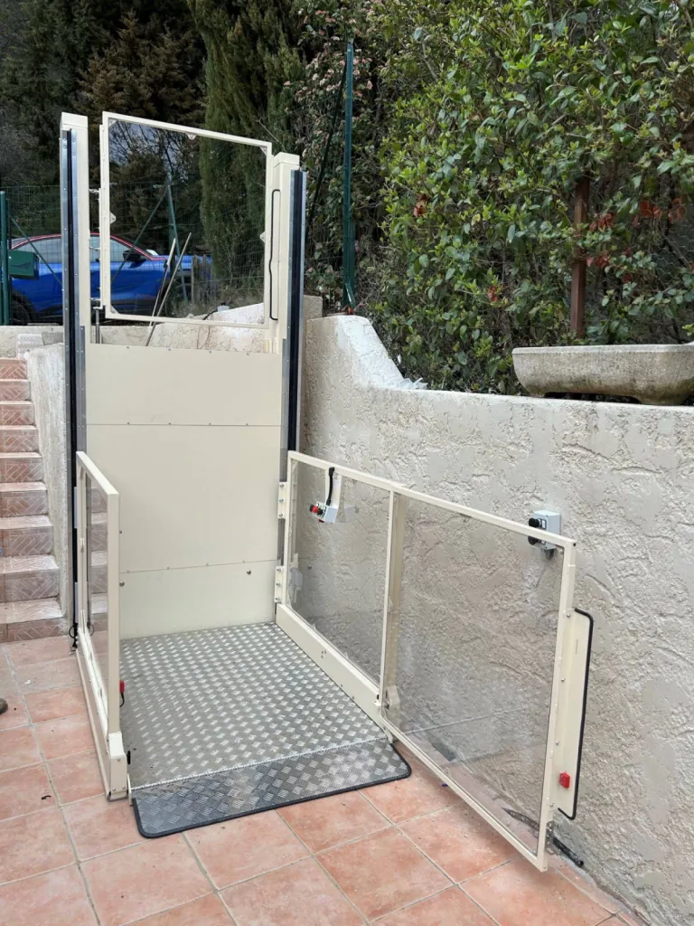Pour le confort des utilisateurs, les portillons sont motorisés pour cette platzforme élévatrice Strategos en extérieur sur Marseille