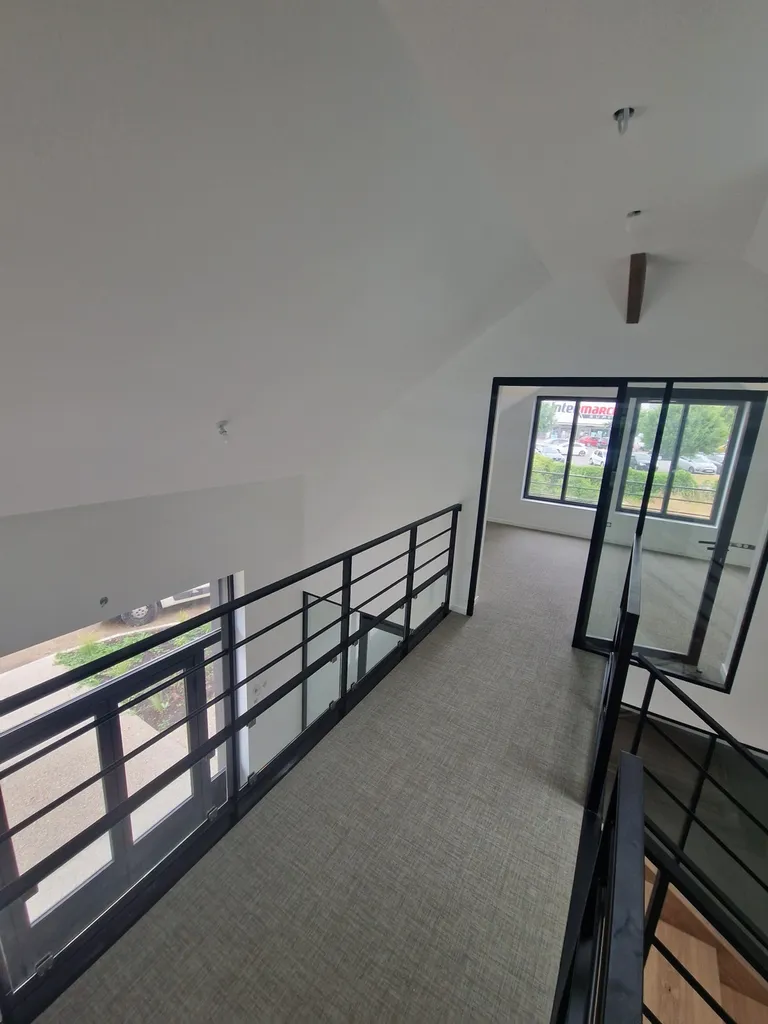 Rénovation avec peinture veloutée d’un plateau de bureau, avec plaque phonique et vitrificateur sur ferme en bois entre DREUX et CHARTRES.