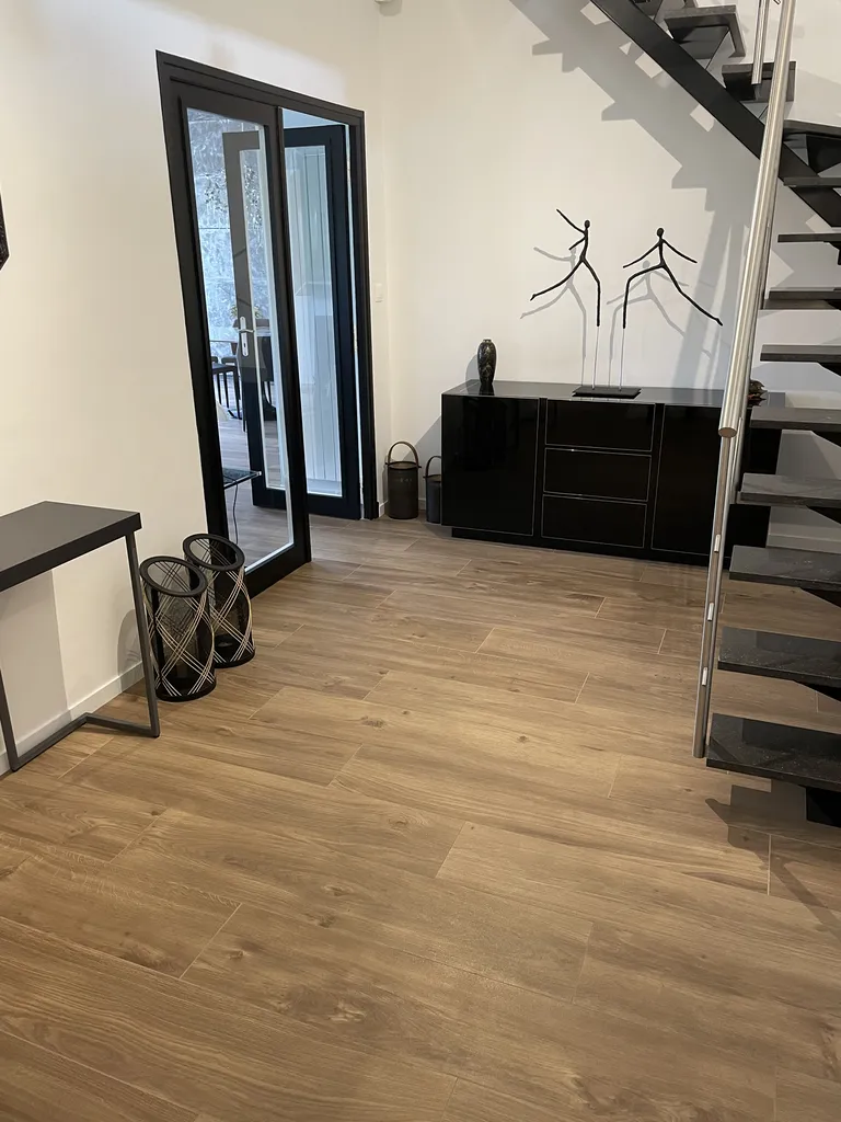 Rénovation de l’entrée avec pose de carrelage et peinture après sinistre à Tassin-la-Demi-Lune