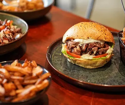 Food truck burgers gourmets et tapas fait maison sur les marchés gourmands et marchés de Noël à Labège proche de Toulouse