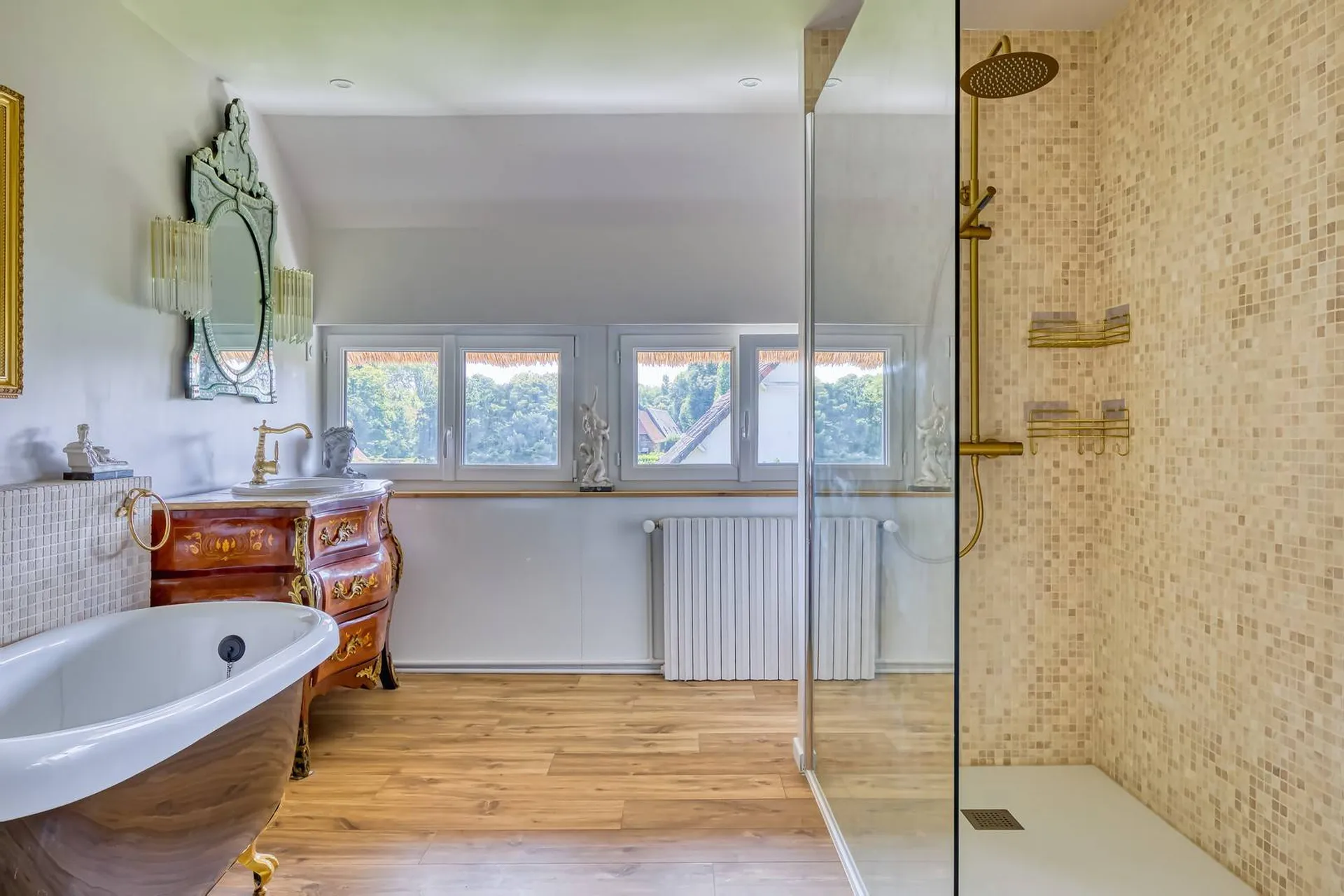 Maison de charme à vendre : Prestations haut de gamme, environnement calme et cadre paysager soigné.