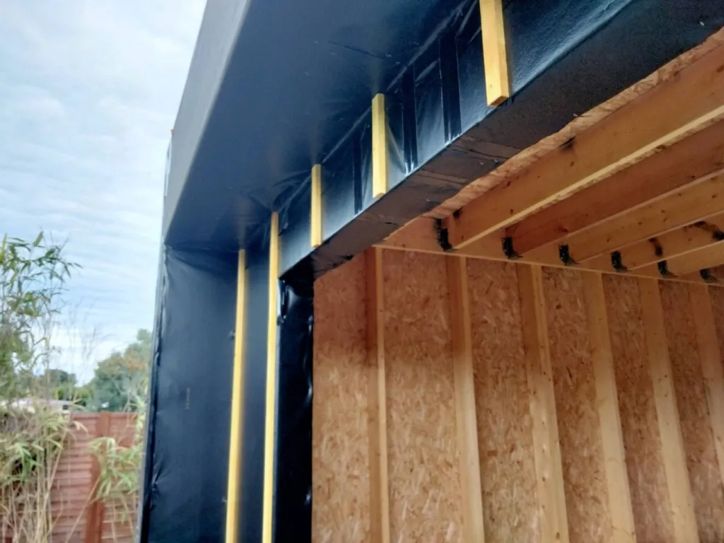 Mise en place du pare pluie sur l'extension bois