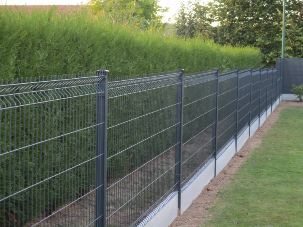 Poseur de clôture en panneaux treillis à Beuzeville 27