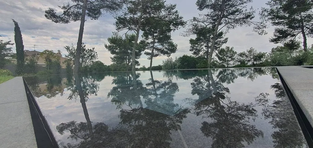 MARGELLE PISCINE EN GRANIT NOIR 