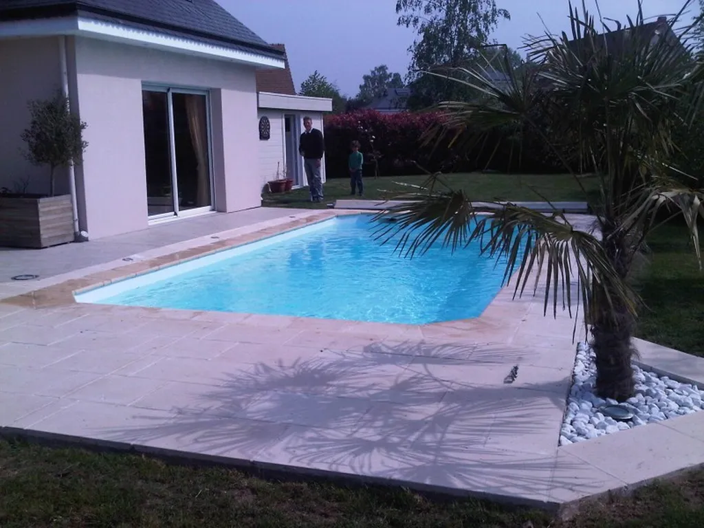 PISCINE COQUE SÉRIE 8400 TYPE EVASION - LONGUEUR DE 8M00 X 4M00 - FOND EN PENTE DE 1M25 A 1M95