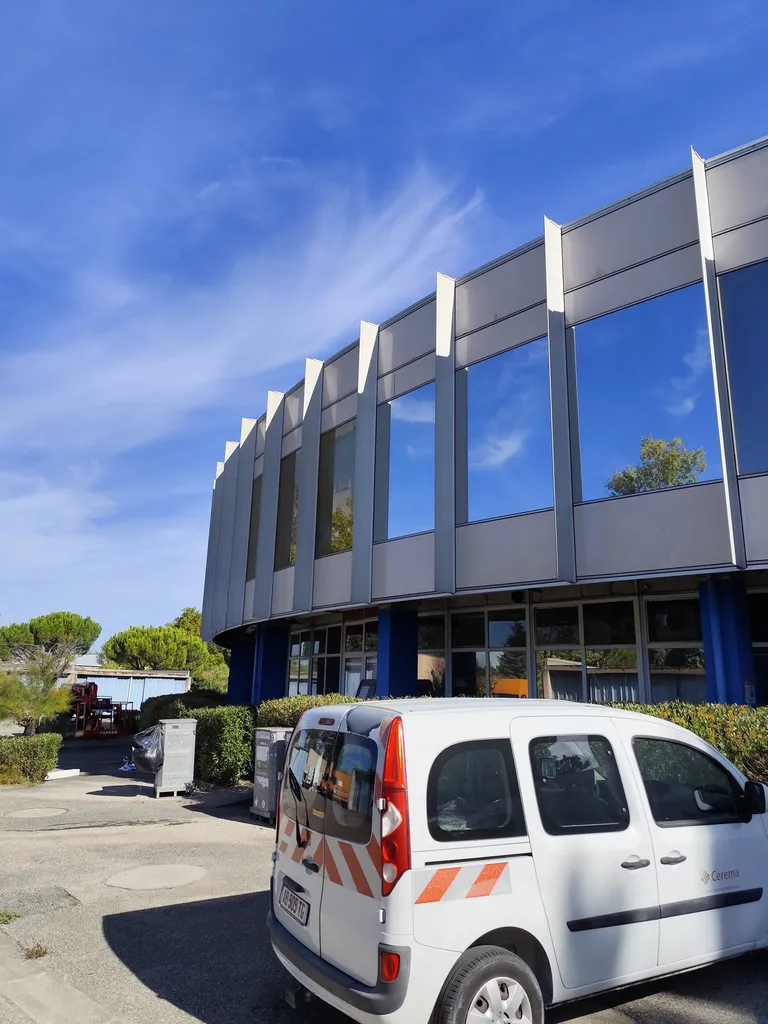 Pose de film solaire réfléchissant à Aix-en-Provence : solution anti-chaleur pour baies vitrées et façades de bureaux et entreprises