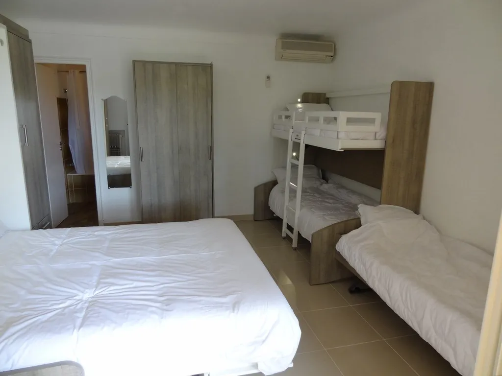 Version 1 lit double, 2 lits superposés et 1 lit d'appoint