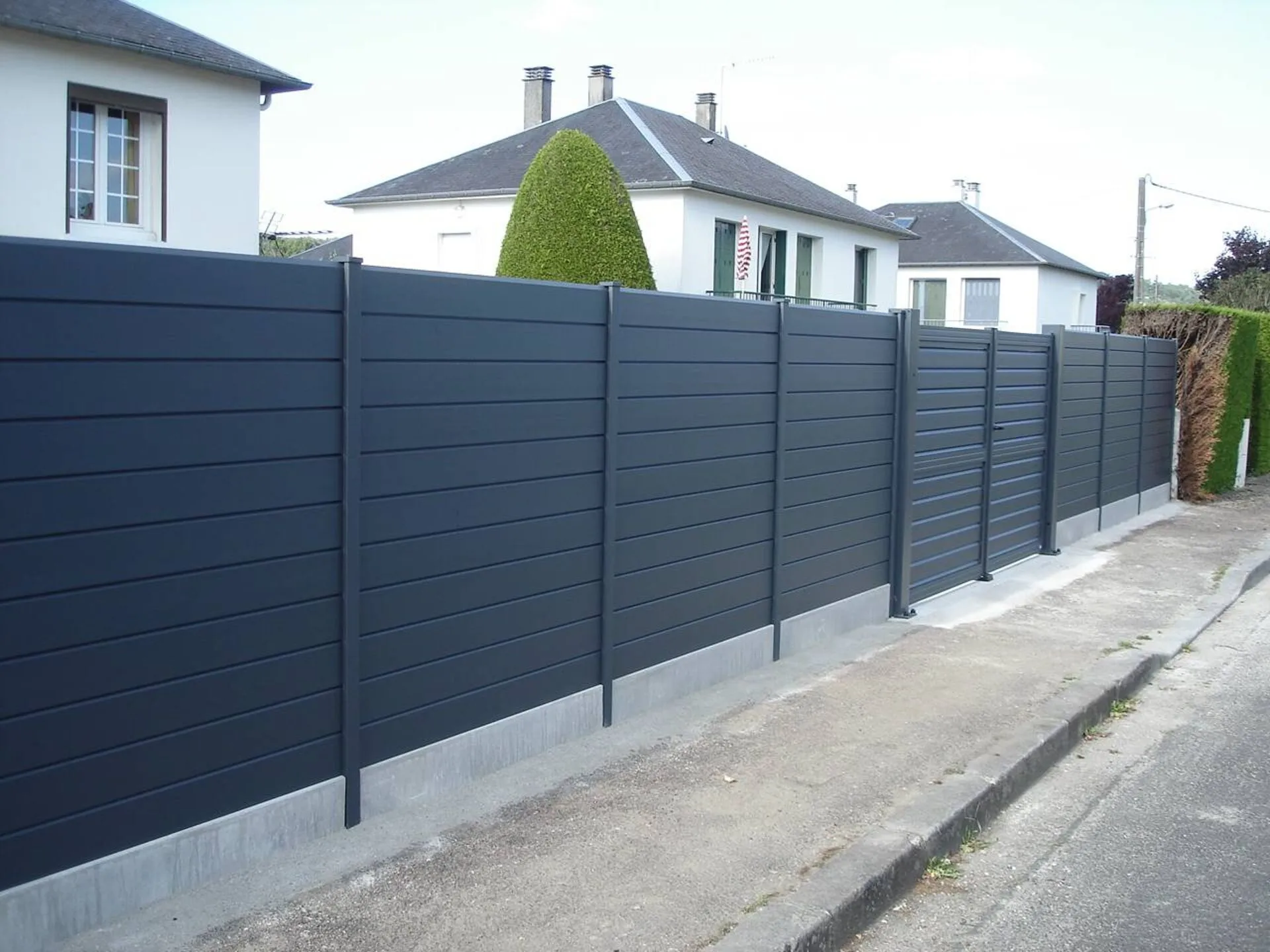 Installation de clôtures sur mesure pour particuliers et professionnels en Normandie