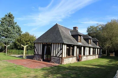 A acquérir jolie Maison en colombages et sa dépendance, installées sur un terrain arboré de 1 487 m², dans la région de Cormeilles 27260