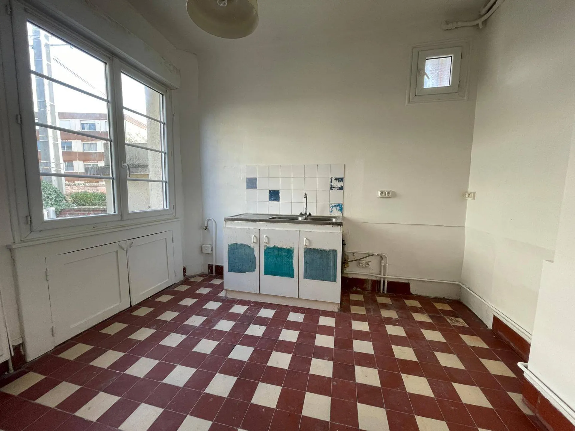 SOUS COMPROMIS Maison de ville, 4 chambres avec jardin et garages, proche gare Dieppe 76
