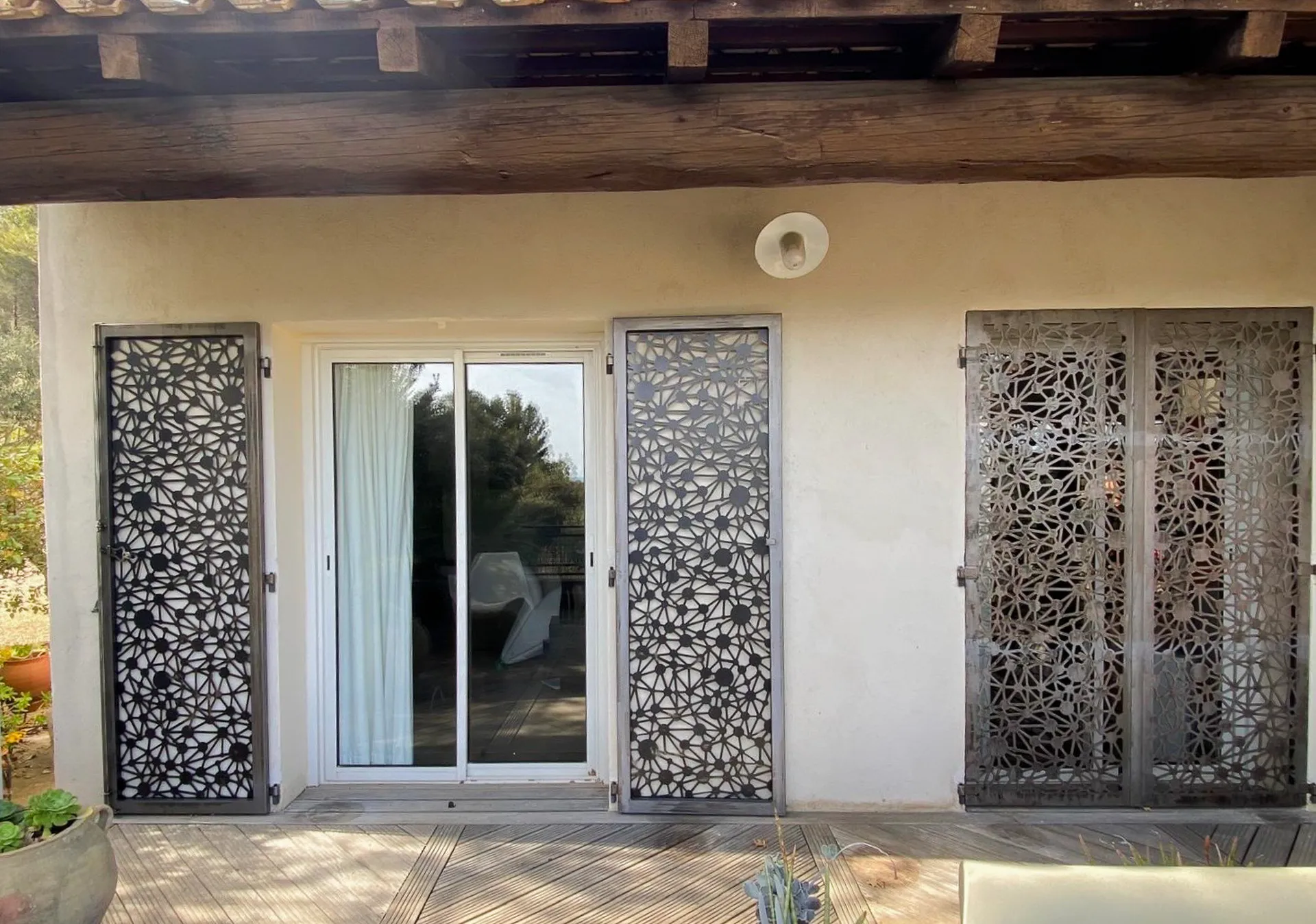 Volets décoratifs en métal découpé au plasma sur mesure design contemporain à Saint-Chamas dans les Bouches-du-Rhône
