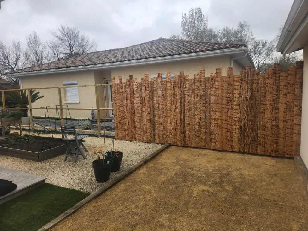 Clôture bois haut de gamme en croûte de pin à Sanguinet dans les Landes.